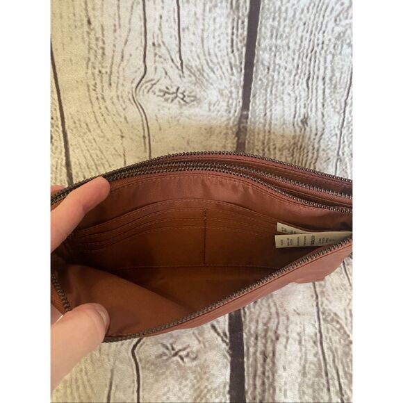 Lululemon curved wristlet in ancient copper - Picture 7 of 11